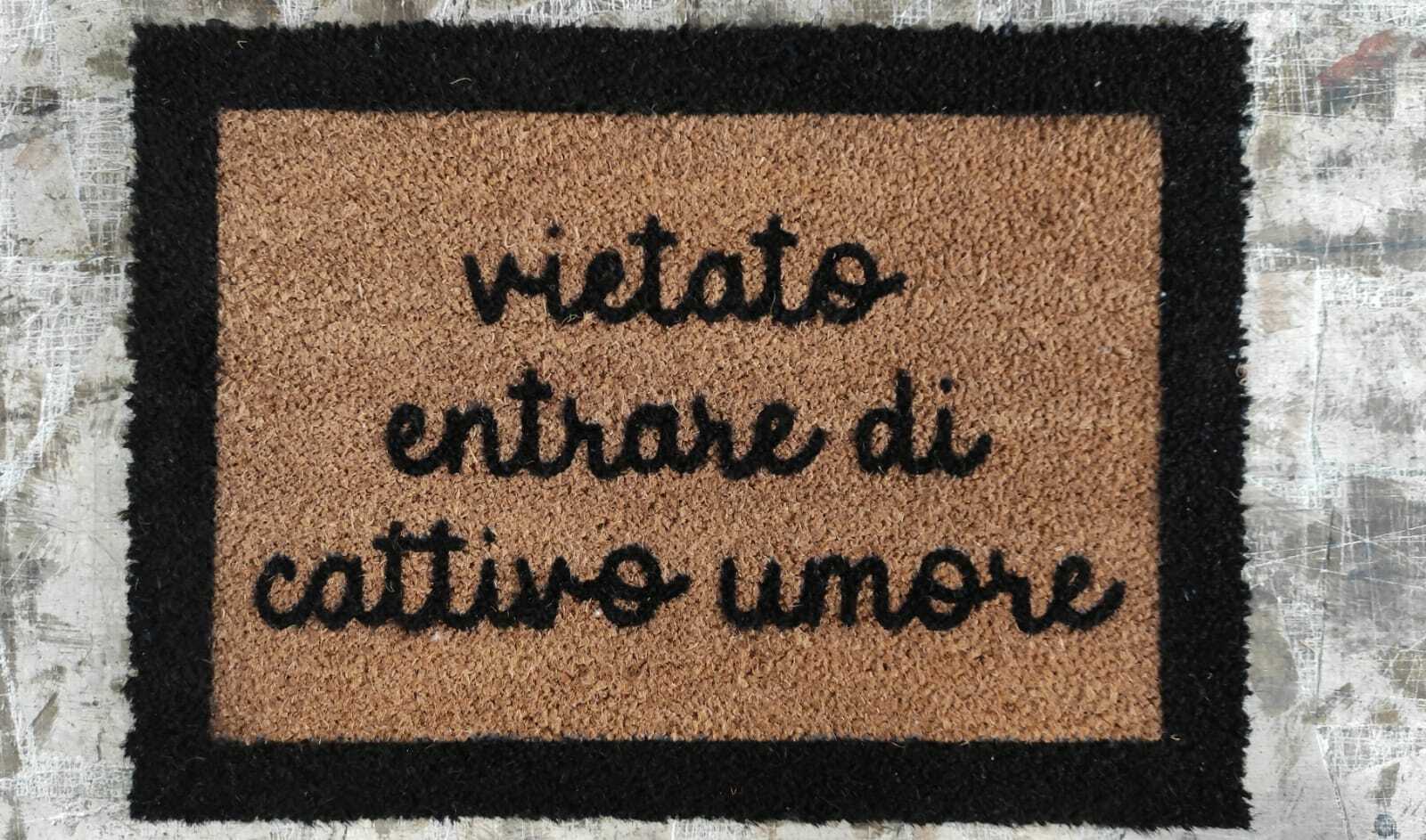 http://www.vanitazerbini.it/cdn/shop/products/tappeto-fuori-porta-zerbino-in-cocco-vietato-entrare-di-cattivo-umore-911971.jpg?v=1661957517